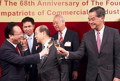 全国政协副主席梁振英先生（右一）与各主礼嘉宾进行祝酒仪式