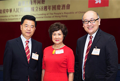 中银保诚资产管理董事长谢涌海（左一）、香港台湾工商协会荣誉会长江素惠（左二）、与司徒杰先生合影留念