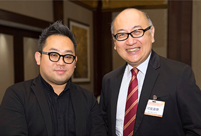 香港电视娱乐有限公司董事总经理鲁庭晖（左一）与司徒杰先生合影