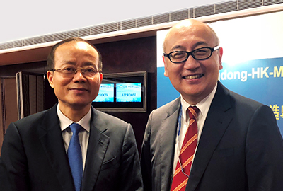 中央政府驻港联络办副主任杨健先生（左）与司徒杰先生（右）合影留念