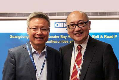香港大学专业进修学院常务副院长刘宁荣教授（左）与司徒杰先生（右）合影留念