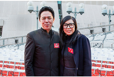 香港大公文汇传媒集团副董事长、总经理欧阳晓晴先生（左）和香港点心卫视副总裁庄漪女士（右）合影留念
