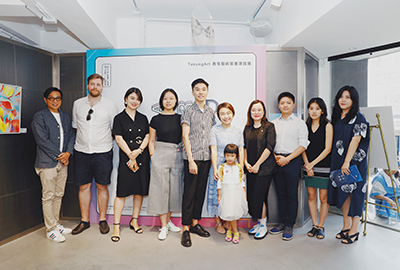 青年画家(左三)李菁雯女士、(左五)PeiChung先生、(右四)曹静女士、(右一)刘亭女士与获赠画作的5个香港家庭合照