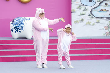 港台节目主持闫擎亦与小学生合演趣剧《新三只小猪》，引发台下不少欢乐笑声